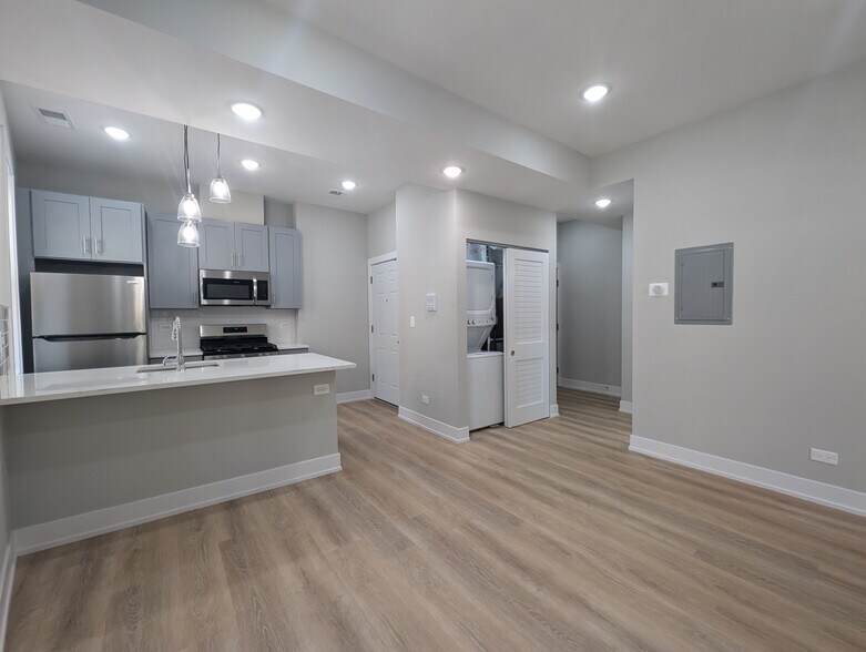 Building Photo - 423 W Belden Ave