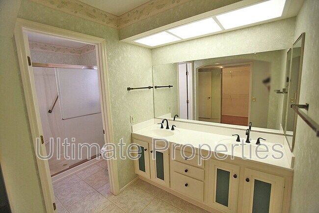 Building Photo - 14735 W Buttonwood Dr