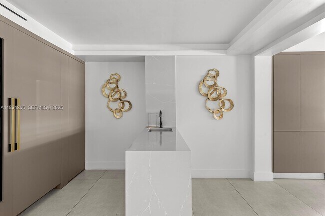 Building Photo - 207 Holiday Dr