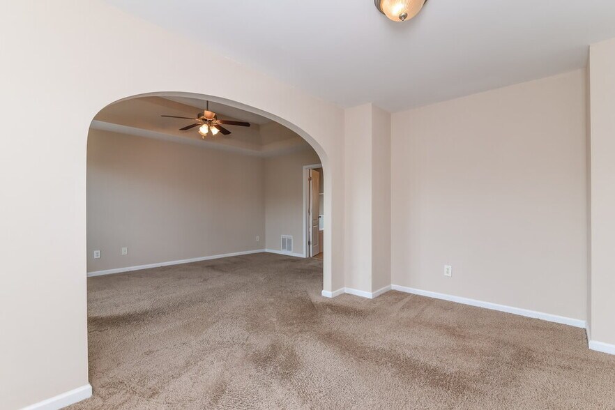 Building Photo - 917 Southfork Dr