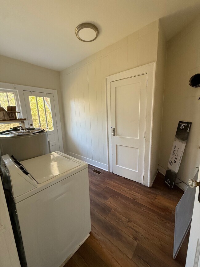 Laundry Room - 3915 Old Buckingham Rd.