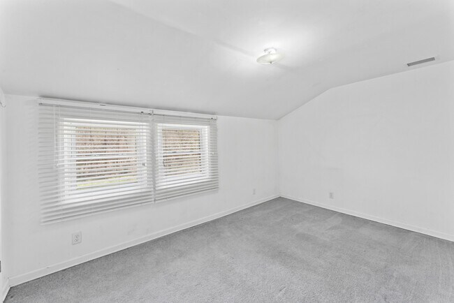 Building Photo - 2916 Oakwood Ave