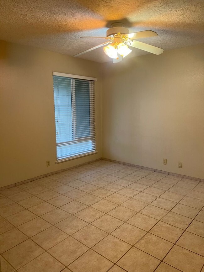 Building Photo - 948 Northwood Dr