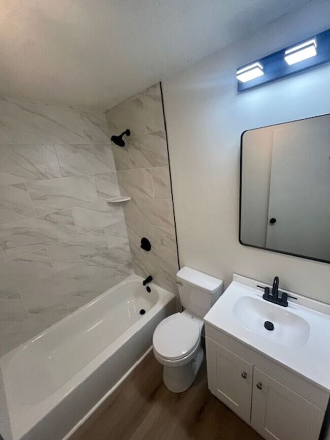 Building Photo - 4BR/1Ba house-Ready to make your new home!