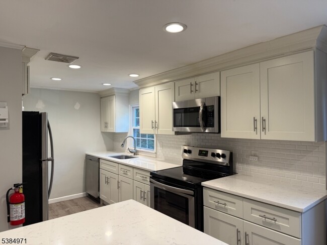 Primary Photo - 200 N Lehigh Ave