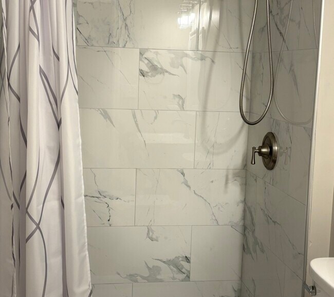 Building Photo - 5552 Lyman Ave