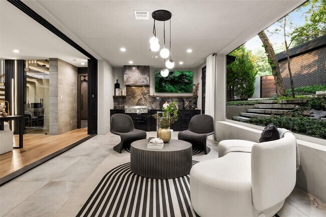 Building Photo - 4280 Shorecrest Dr