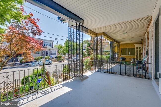 Building Photo - 5855 Larchwood Ave