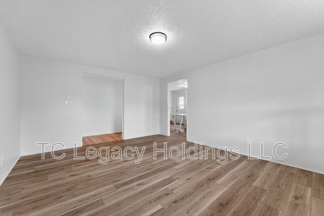 Building Photo - 1121 Eastwood Dr