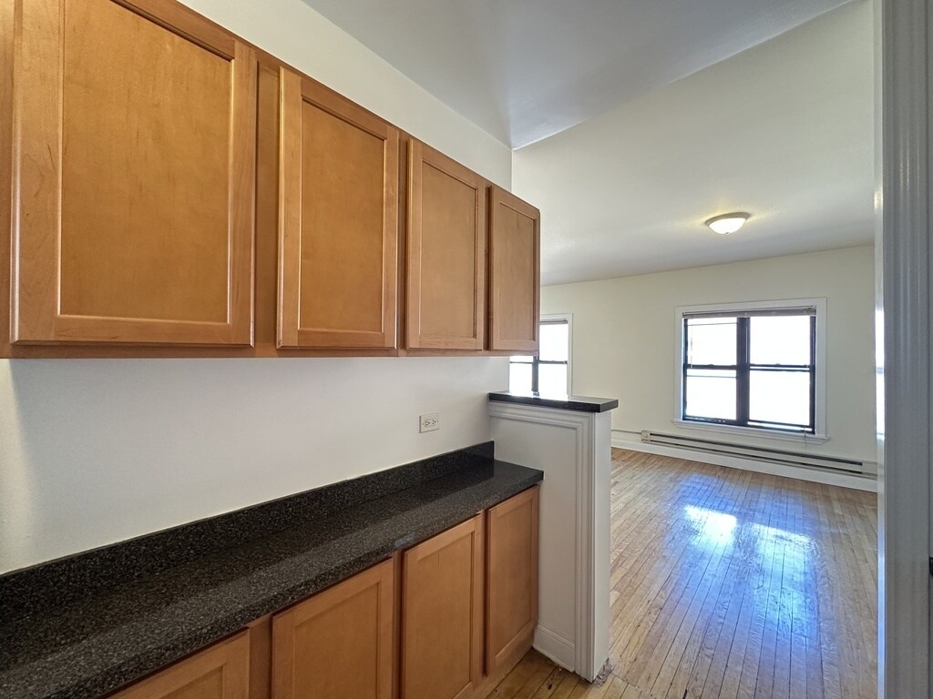 Building Photo - 834 W Waveland Ave