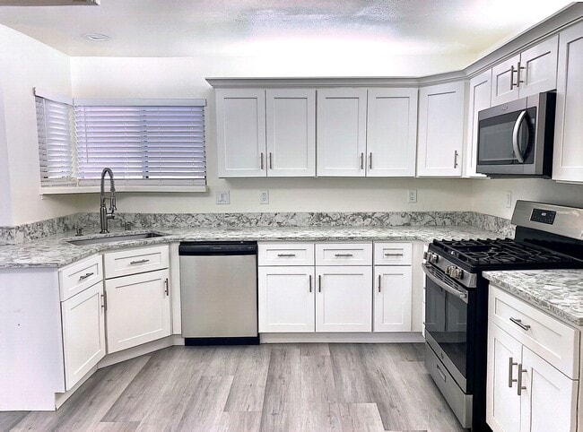 Building Photo - 2419 N Clark St