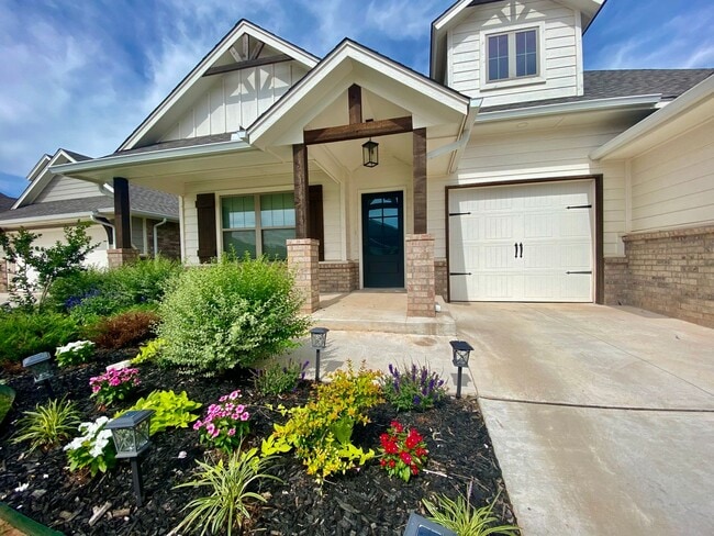 Building Photo - Beautiful Home Right Off The Turnpike!!