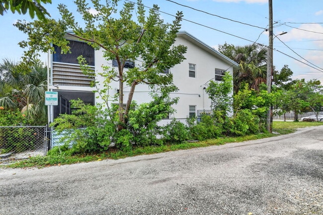 Building Photo - 310 S J St