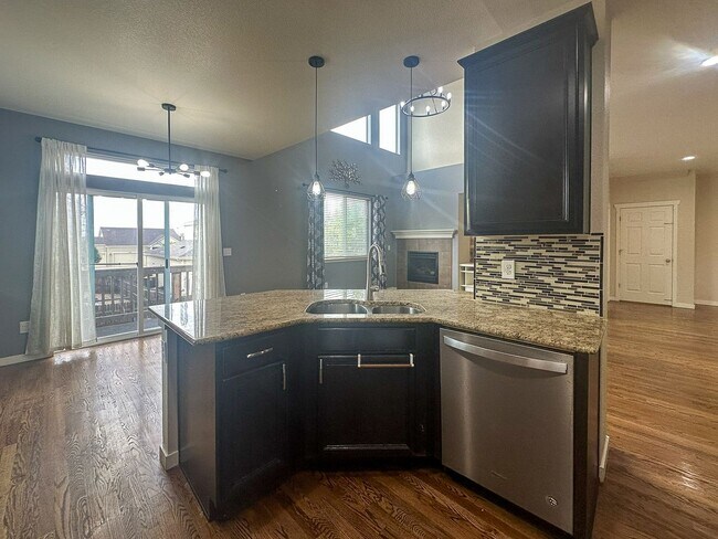 Building Photo - This 4bd home is waiting for you!