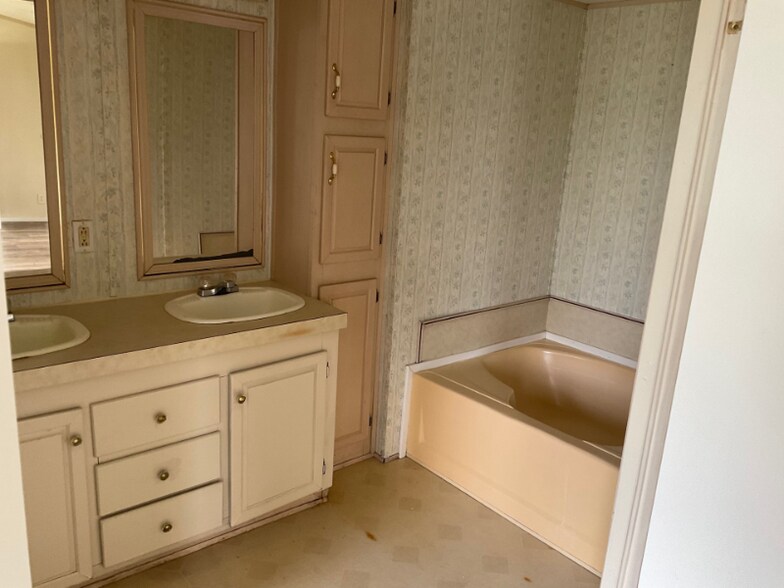 Building Photo - 205 Lorena Meadows Dr