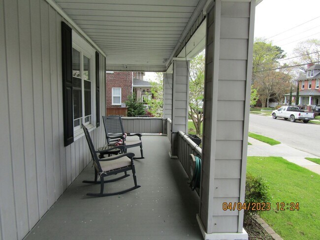 Building Photo - Colonial Place