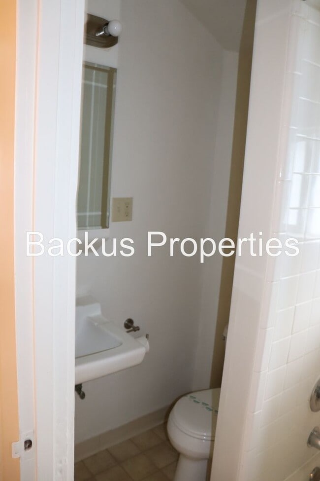 Building Photo - 210 Cypress Ave