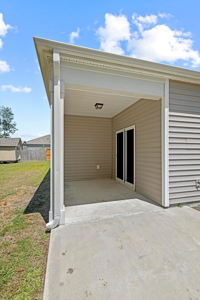 Building Photo - Holly Ridge Ranch Home available now!