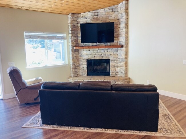 Building Photo - Desirable Ranch Style Home - All Main Level Living Space plus Two Car Garage