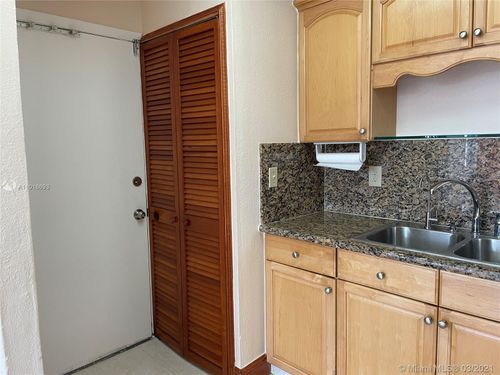 Building Photo - 107 SW 18th Ct