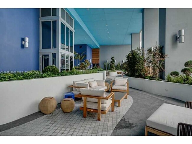Building Photo - 1300 Brickell Bay Dr