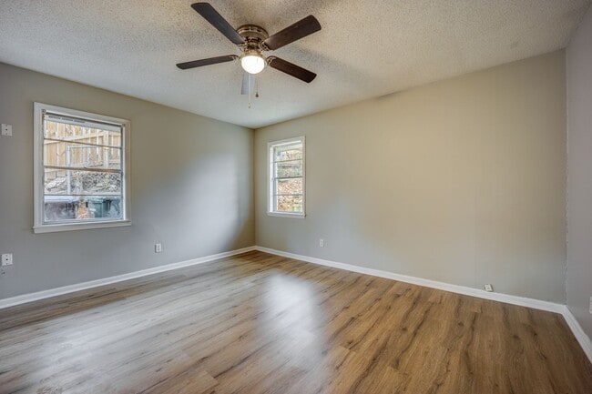 Building Photo - Freshly Updated 3 Bedroom House