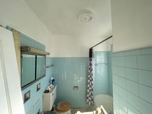 Building Photo - 6424 N Richmond St