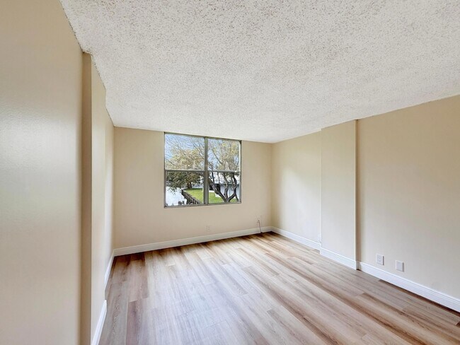 Building Photo - 113 Royal Pk Dr