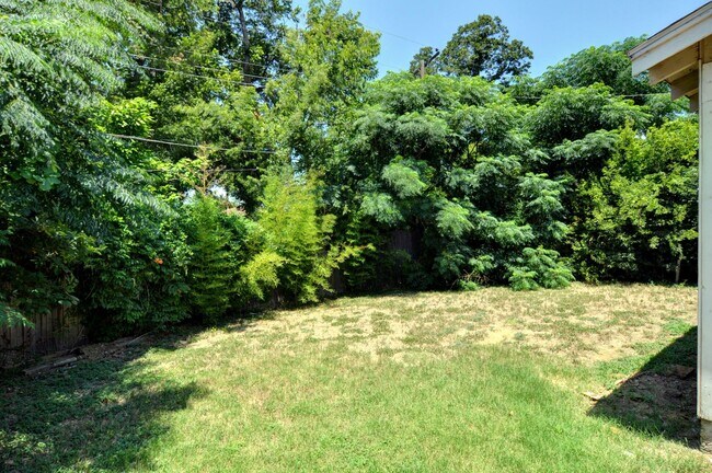 Building Photo - 2 Bedroom Bungalow