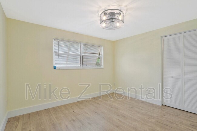 Building Photo - 3069 Woodside Ave