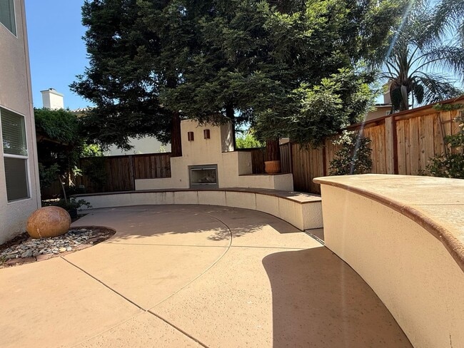 Building Photo - Beautiful 4 bedroom plus loft Pool home
