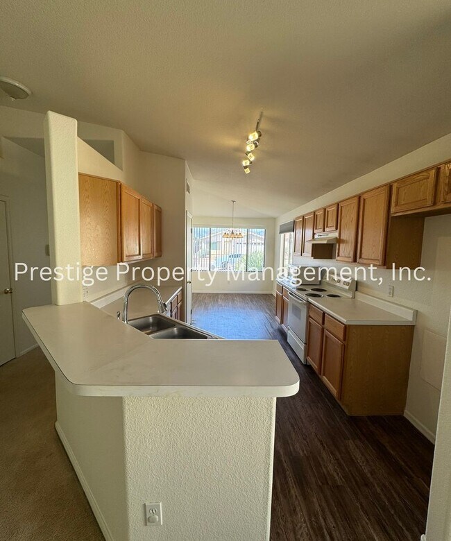 Building Photo - This charming 3+den/2 Bath East Home Is just What You Need!!
