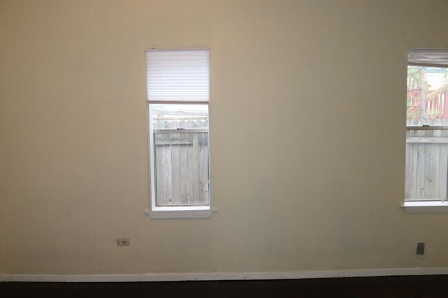 Building Photo - Hyde Park - 1 Bedroom House - Huge Yard - Real Wood Floors - Claw Foot Tub - $1495