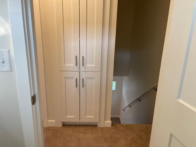 Building Photo - End Townhouse Unit in South Medford/Phoenix Area