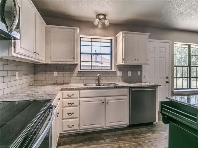 Building Photo - Spacious 4 Bedroom Home - Edmond Schools -...