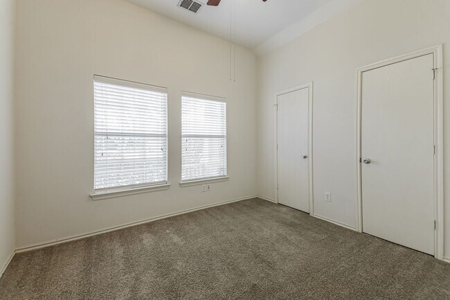 Building Photo - $1850 3 Bed/2 Bath/2 Garage Ready for Move-in Home in Mustang Creek