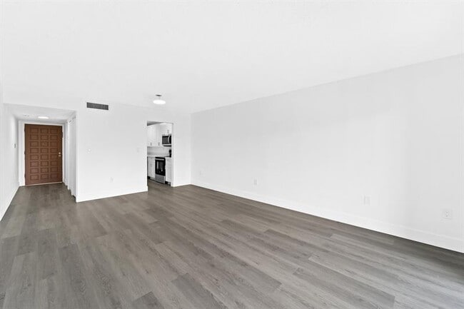 Building Photo - 650 NE 149th St