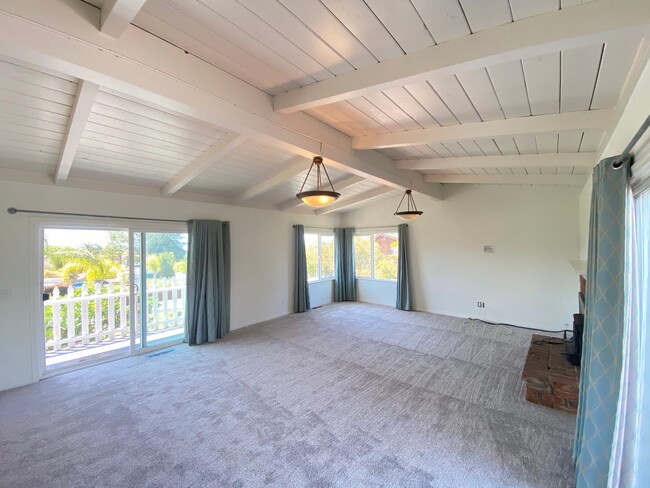 Building Photo - Unique 4 Bedroom 2 bath Guest Home in Ocea...