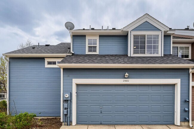 Building Photo - 2 BDR Gorgeous Updated Townhome with Huge Garden