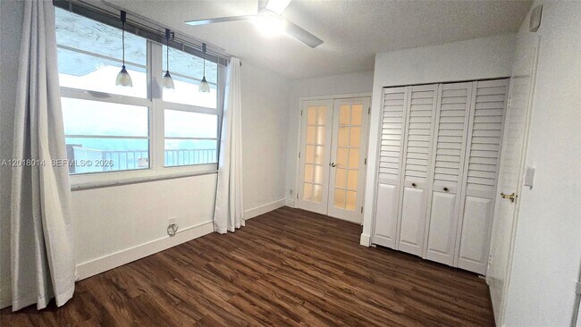 Building Photo - 250 Jacaranda Dr