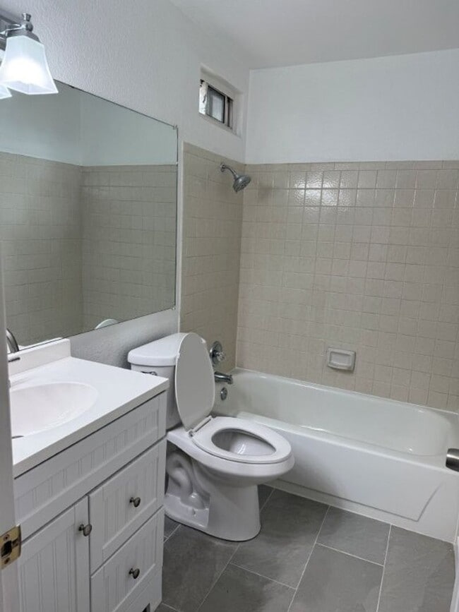 Building Photo - Updated 3 Bedroom 2.5 Bath 2 Story Condo F...