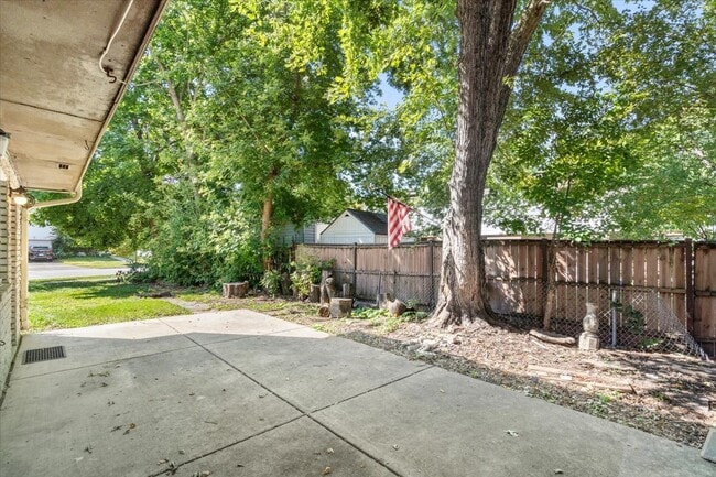 Building Photo - 1704 N Drury Ln