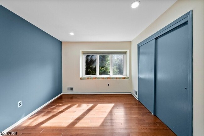 Building Photo - 148 Riverbend Dr