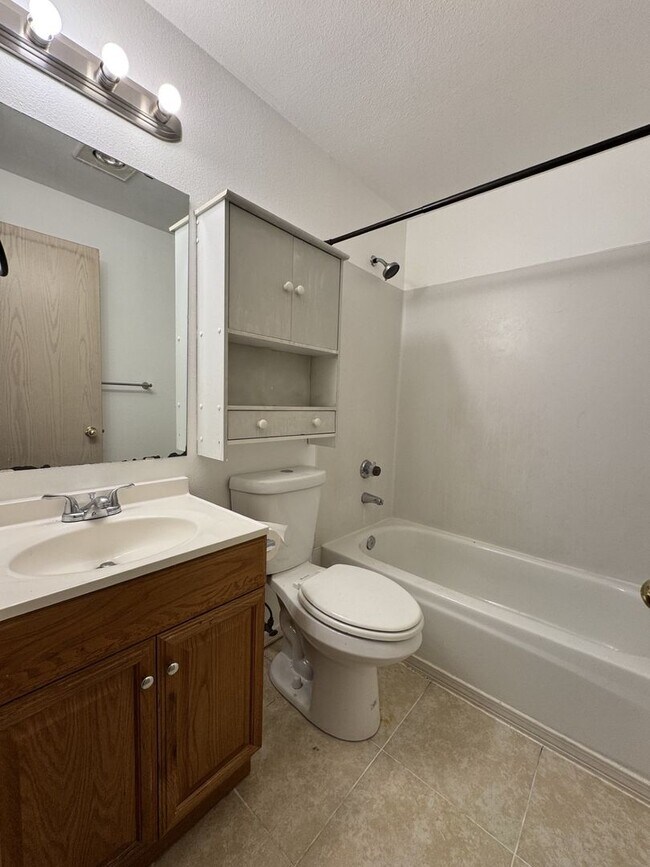 Building Photo - Spacious 3 bed 1.75 bath top floor unit in Des Moines