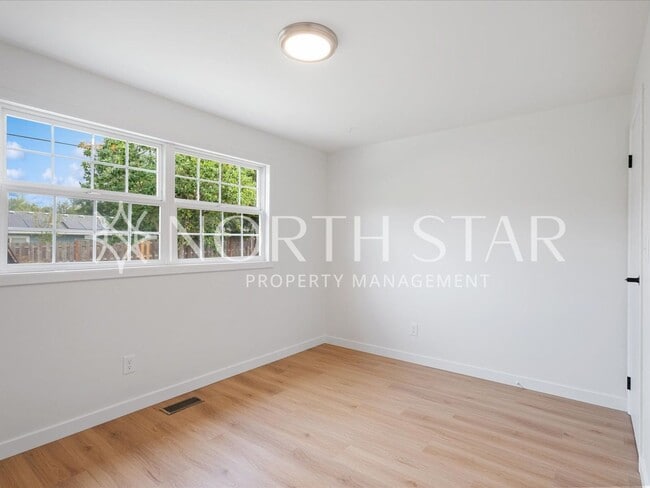Building Photo - Charming Updated One-Level Home with Spaci...