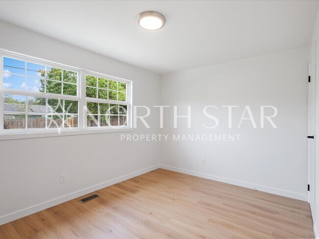 Building Photo - Charming Updated One-Level Home with Spacious Yard in Lake Oswego