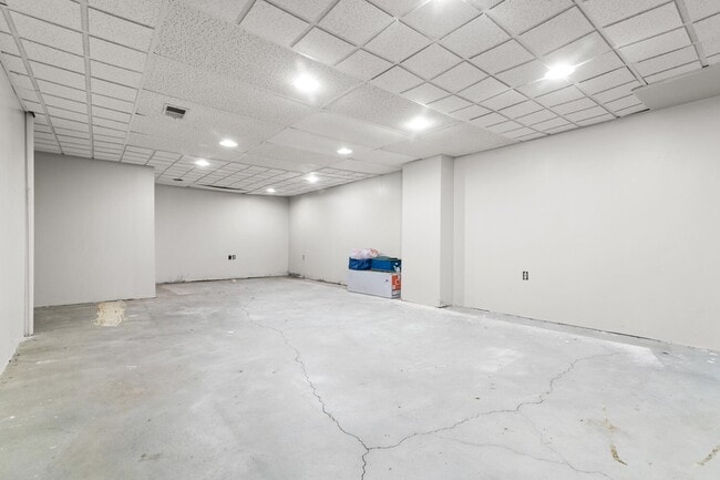 Building Photo - 6710 Westpointe Dr