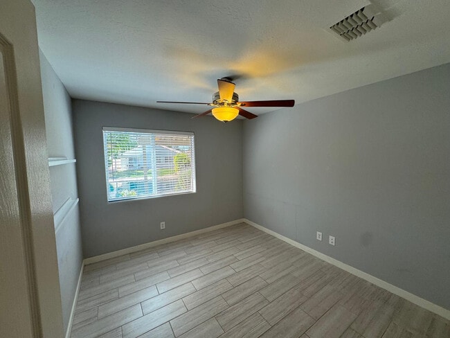 Building Photo - 24 S Willow Creek St