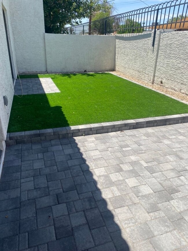 Building Photo - Fully Remodeled! 2 bed 2 bath Town-home in...