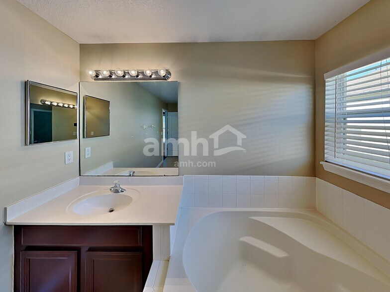 Building Photo - 366 Cabana View Way